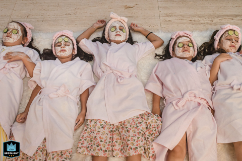 Professional documentary-style photographer captures a candid image of young girls practicing their skin care routine while lying down in Campo Grande, Mato Grosso do Sul.